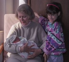 253-20A 19930206 Thomas is Born - Grandma and Lucy